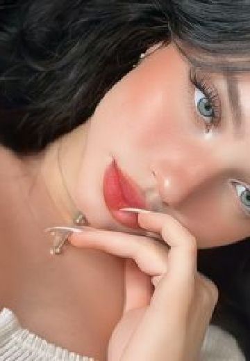 Profile photo of a woman ready to video chat